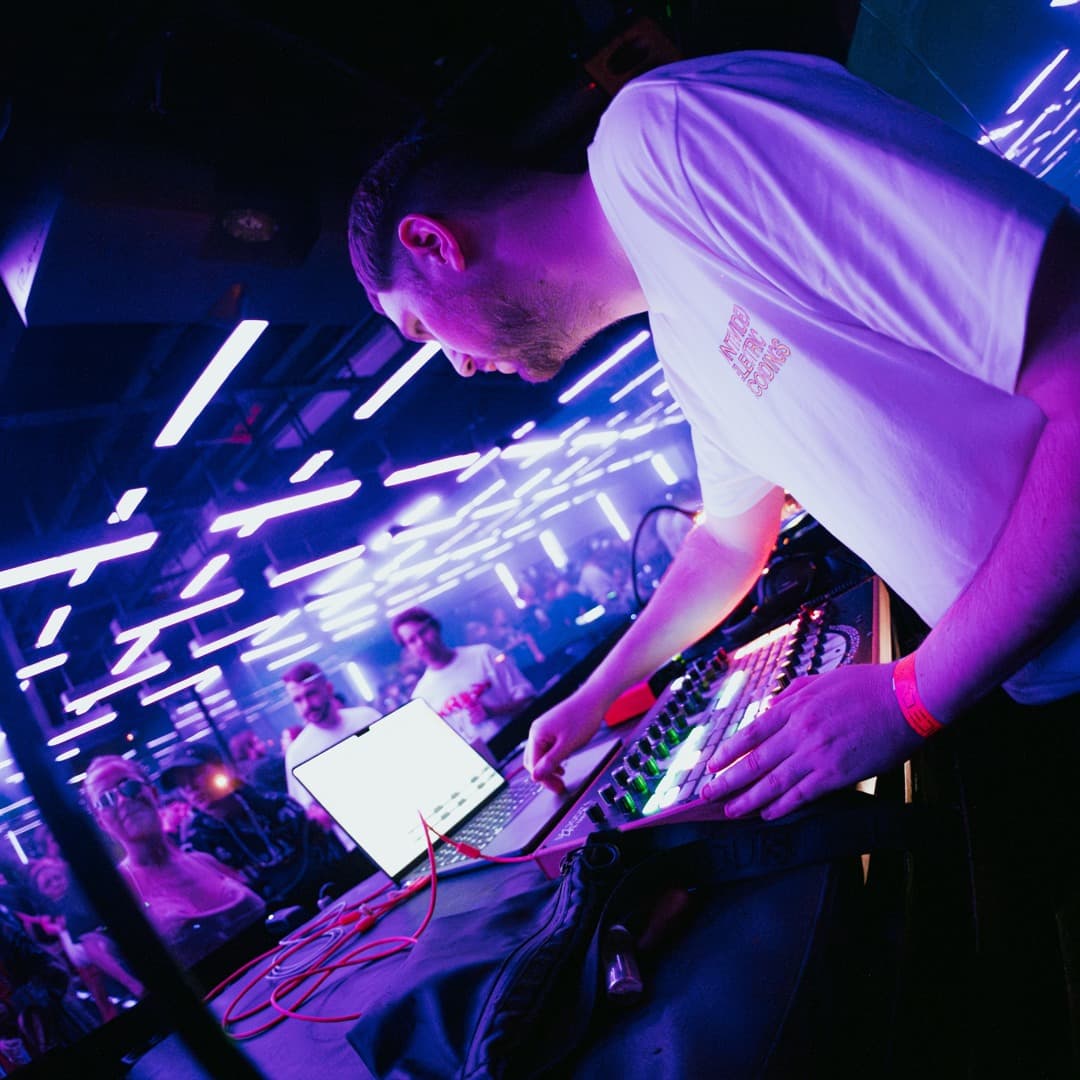 Chiri (E110101) (LIVE) + Santiago Uribe (LIVE) + Conversatorio con Artistas event artwork