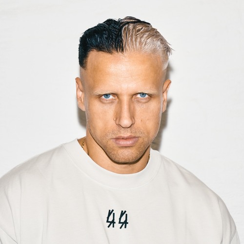 Portrait of Somewhen
